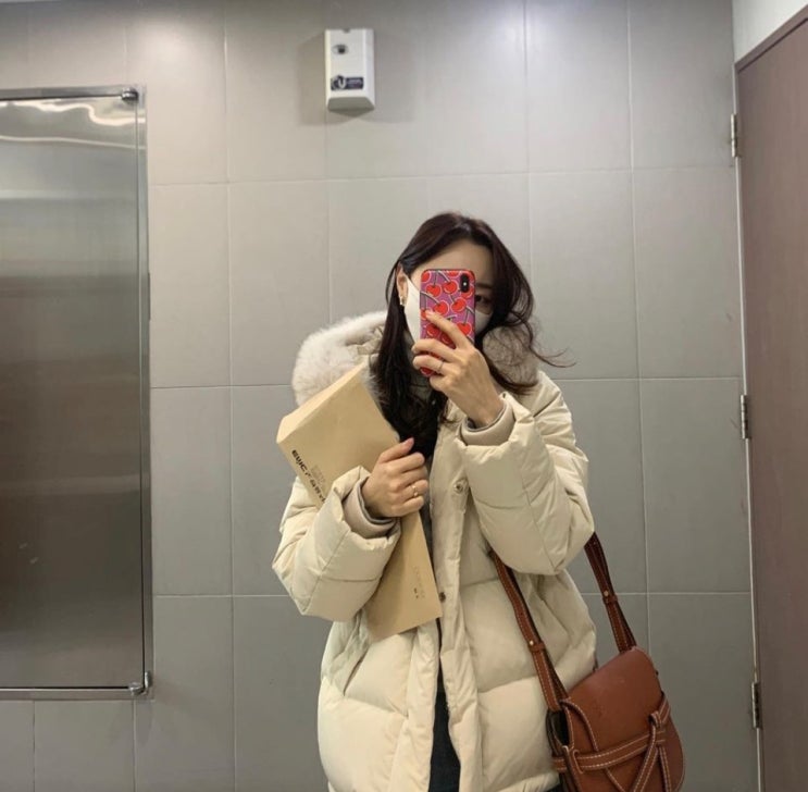 이솔이 패딩 베스띠벨리 숏패딩 가방 로에베 게이트백 인스타그램속 패션