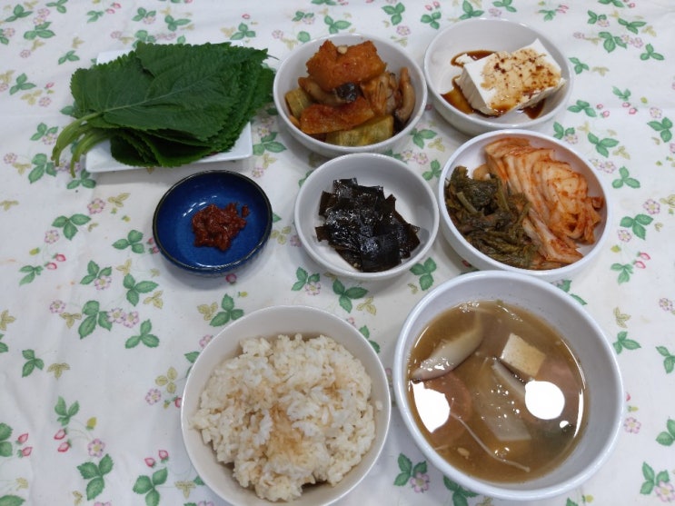  비건채식밥상15 / 잡곡밥, 무봄동된장국, 김장김치, 다시마조림, 늙은호박조림, 연두부, 깻잎과 쌈장