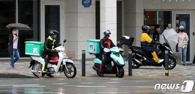 '불법'에 기생하는 배달·킥보드앱…자가운전 위협한다 '불법'에 기생하는 배달·킥보드앱…자가운전 위협한다
