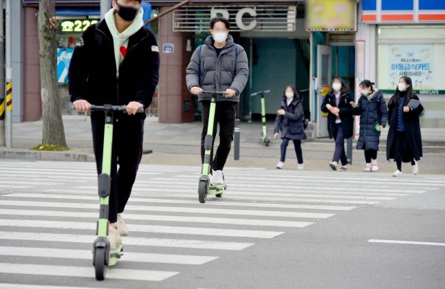 오락가락하는 전동킥보드 규정…의무보험 논의 거세진다 오락가락하는 전동킥보드 규정…의무보험 논의 거세진다