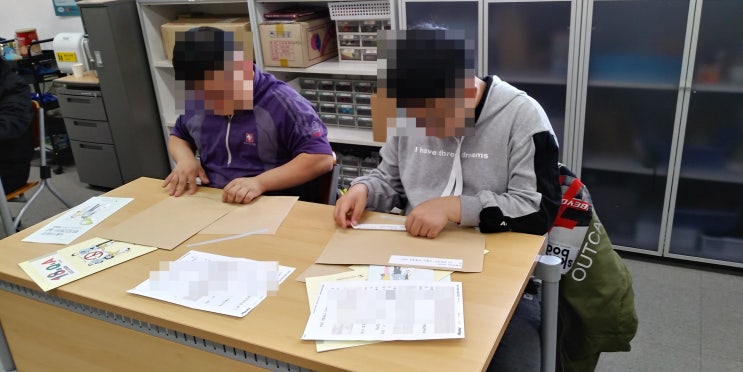  우편 발송 봉투 포장 작업