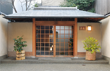  럭셔리 전통 일본 교토 여행의 꽃, 가나메안 니시토미아 료칸(Kanamean Nishitomiya kyoto ryokan).