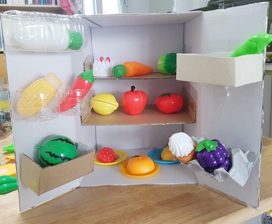 엄마표미술놀이 - 박스로 냉장고를 만들어 모형음식을 쏙쏙 넣어보아요!