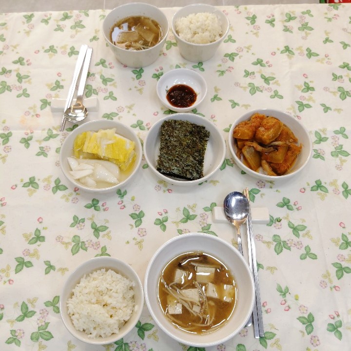  비건채식밥상16 / 잡곡밥, 무봄동된장국, 동치미, 늙은호박조림, 김구이와 양념간장