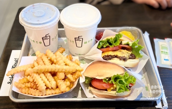  쉐이크쉑(쉑쉑버거)을 처음 느끼다. 맛의 꽉참이란