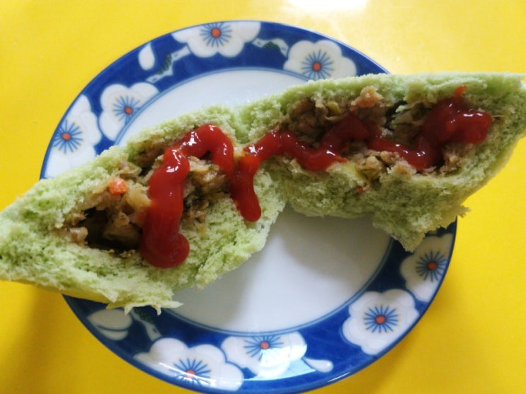  삼립호빵 야채맛에 케찹 발라먹으면 맛있다
