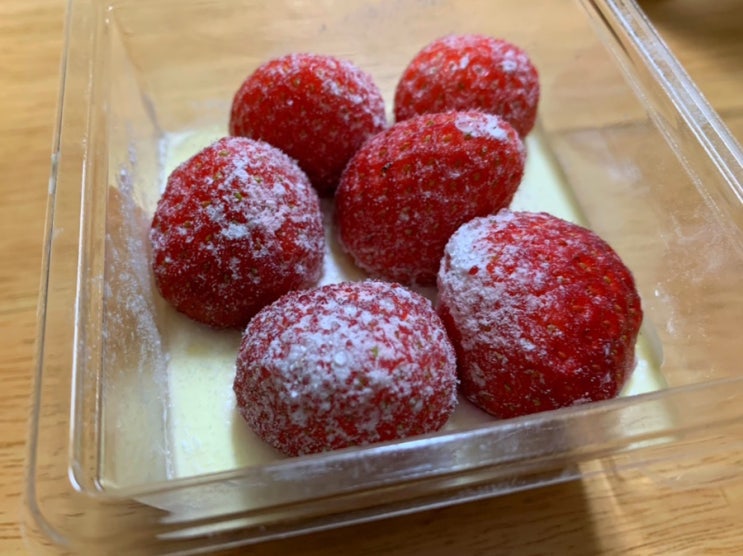  스타벅스 리얼스트로베리 티라미수 스벅 제일 맛있는 케익