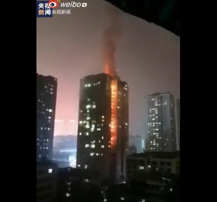 [중국] 충칭 불기둥 "20층 통째 불타"