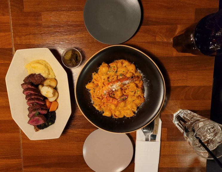  서울 익선동 맛집 - 이층양옥 살치살 스테이크,쉬림프 로제 파스타 후기