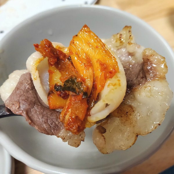  연말 집콕 메뉴는 관자와 차돌과 볶음김치의 삼합