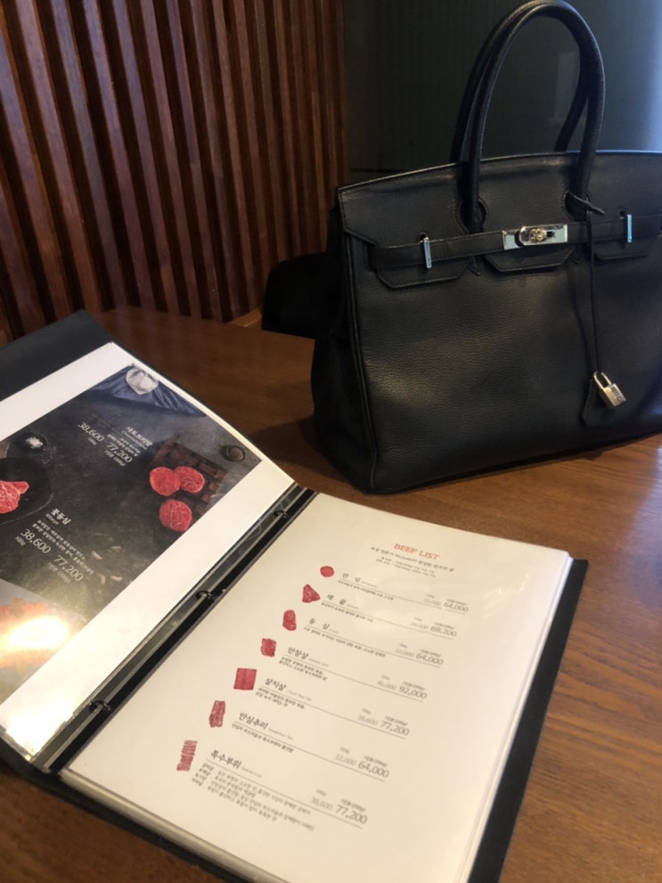  세련된 프리미엄 설로인 한우 맛집 삼정하누 도산공원점
