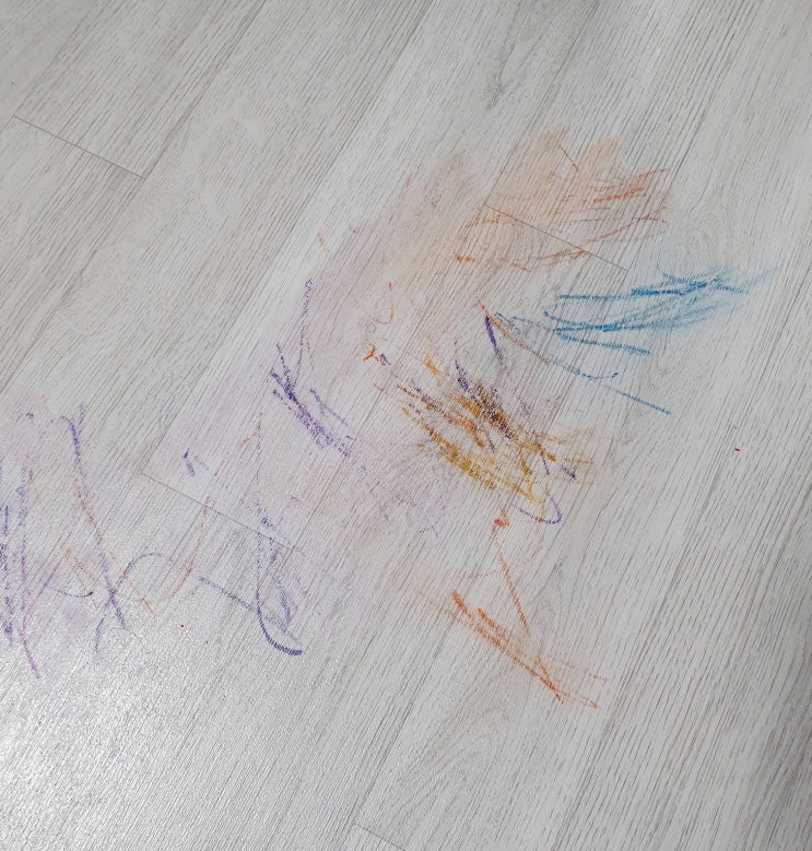  장판에 크레파스 지우기(ft.조용하면 사고치는거는 국룰인가봉가..)