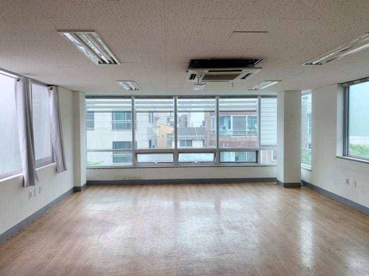  홍대사무실임대 연남동 꽃길이 보이는 깔끔 사무실
