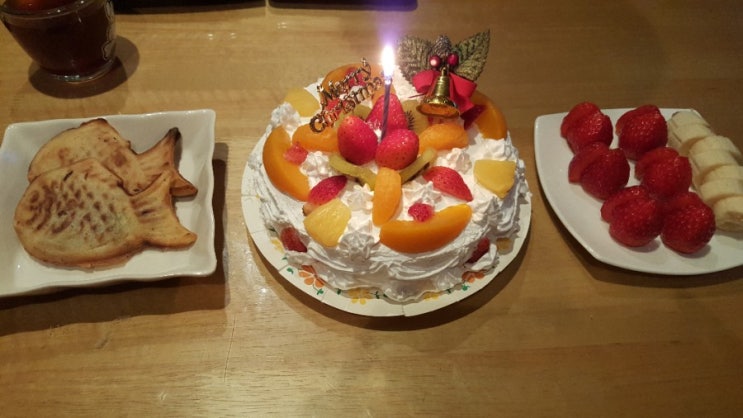  크리스마스 음식에는 신선한 케이크와 달달한 과일로 건강 챙기기