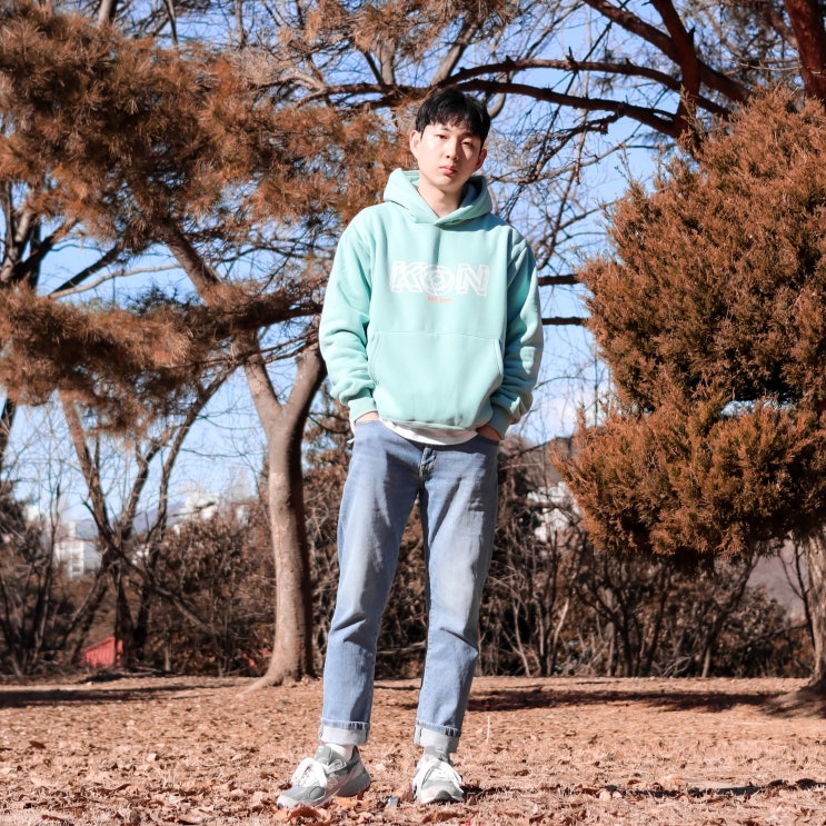  높은 퀄리티의 유니크한 레터링을 가진 남자 오버핏후드티 콘