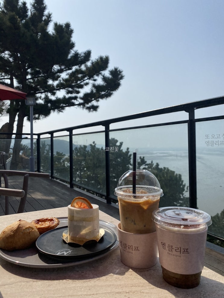  [인천 영종도 1박 2일여행] 영종도 카페 추천, 한국의 3대 절벽 카페 오션뷰 노을 맛집 "엠클리프 (M CLIFF)"