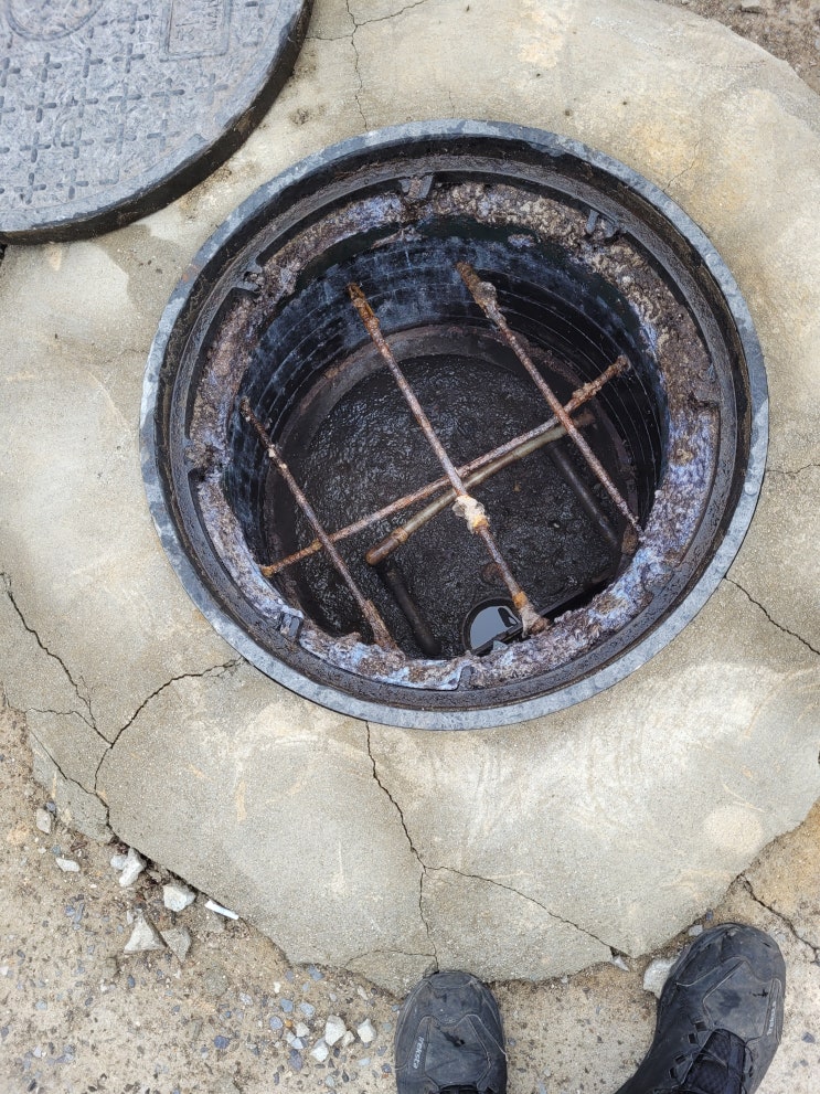 화장실 막혔을때 정화조 청소 상태부터 확인 맨홀 뚜껑 관리 잘하세요