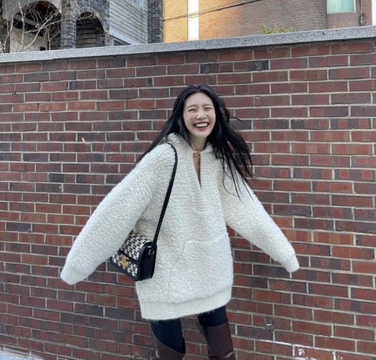  조이 인스타그램패션: 뽀글이 양털자켓 정보(셀린느)