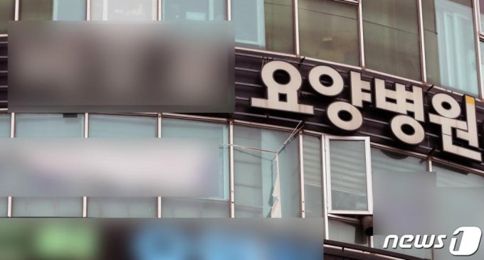 사망자 절반이 요양시설…코호트 격리는 거기서 죽으라는 얘기? 사망자 절반이 요양시설…코호트 격리는 거기서 죽으라는 얘기?
