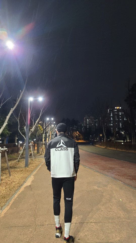  운동열정을 멈추지 마세요. 겨울철 러닝, 조깅 아이템 추천 [바람막이 + 트레이닝조거팬츠]