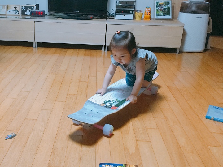  거실에서 롱보드타기