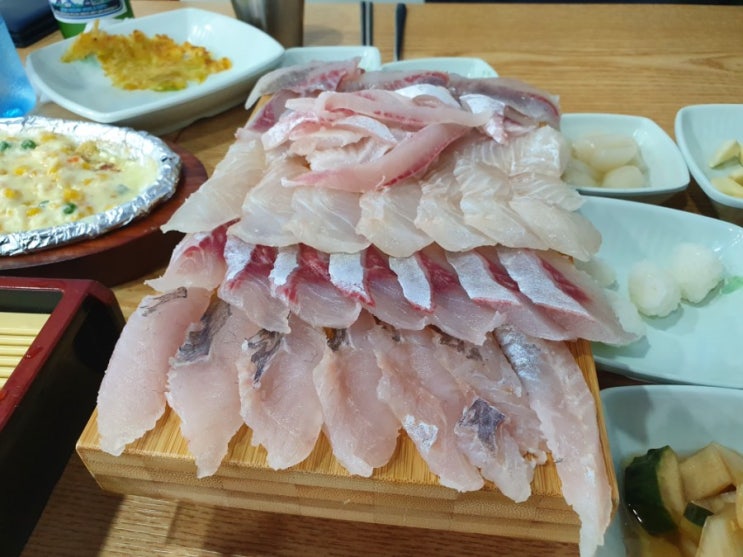  오랜만에 회와 물회로 낮술한잔