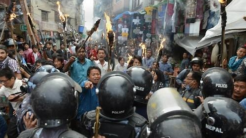 네팔 집권당의 붕괴 위기, 의회 해산에 반대하는 시위 움직임이 확산돼