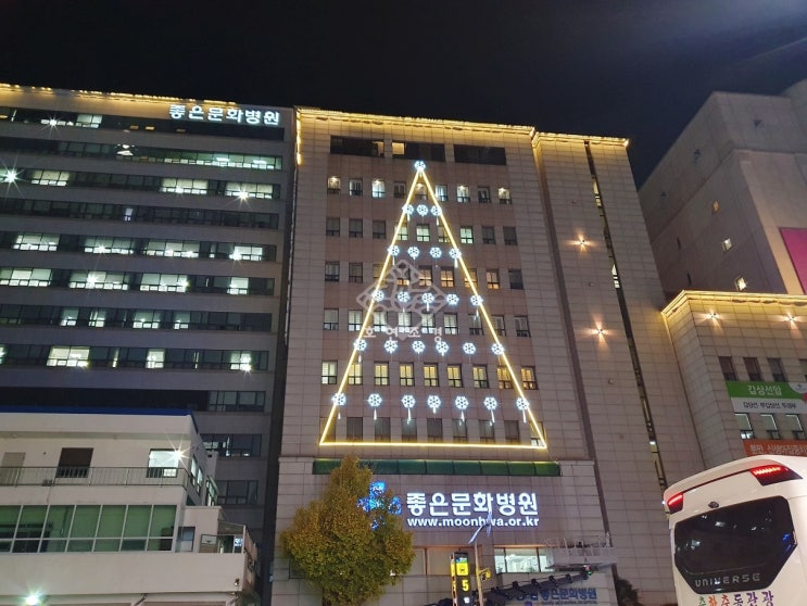  크리스마스 벽트리 : 부산 좋은문화병원 LED경관조명 트리장식