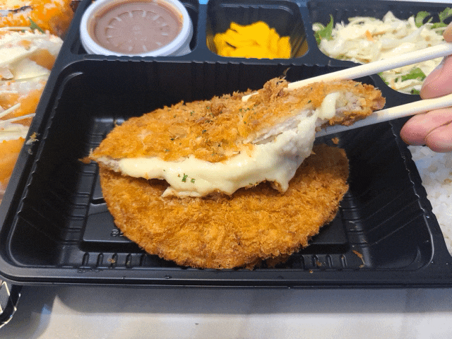 고소한 크래미 가득한 김밥에 날치알과 연어를 감쌌다! 모짜렐라 치즈가 한가득 치즈돈가스까지~ '스시이안' 고소한 크래미 가득한 김밥에 날치알과 연어를 감쌌다! 모짜렐라 치즈가 한가득 치즈돈가스까지~ '스시이안'