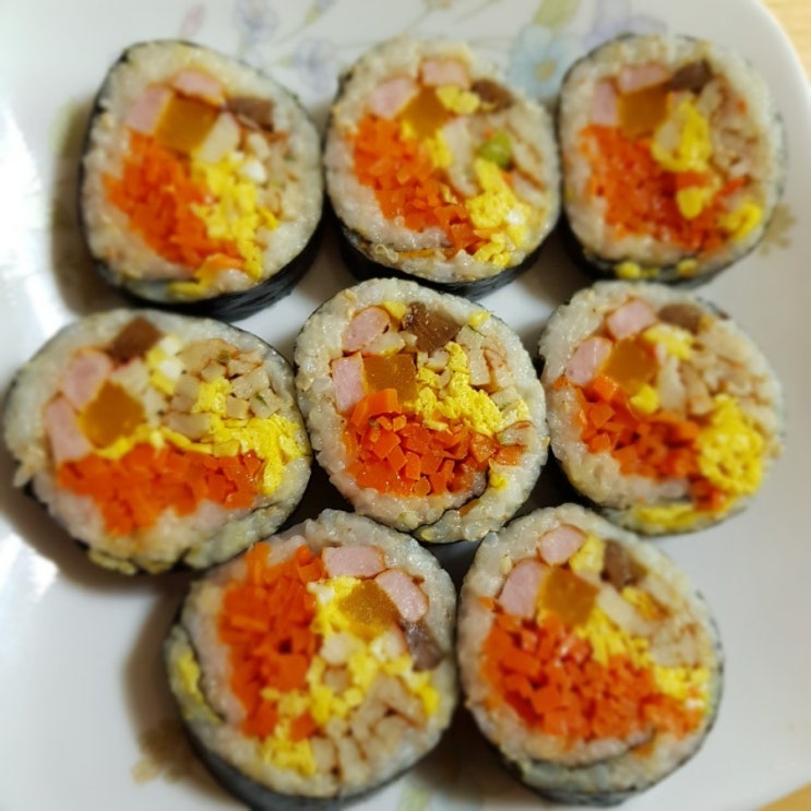  [김밥, 멸치 김밥, 무말랭이 김밥] 골라 먹는 재미가 있다.