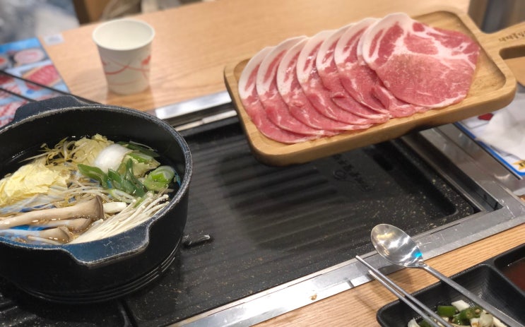  송파 대패꽃필무렵 : 대패꽃삼겹, 항정살, 목살 / 석촌호수 맛집 / 샐러드바 / 야채샤브샤브 무한리필 / 송리단길에 깔끔하고 가성비 좋은 고기집