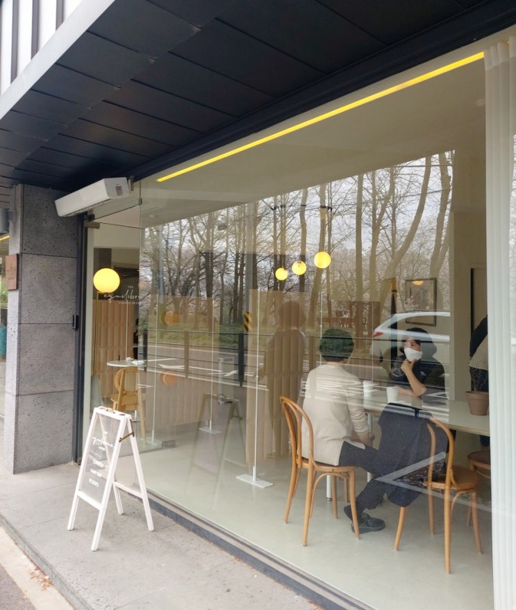 양재천 카페 더이퀼리브리엄 양재천이 창가로 보이는카페