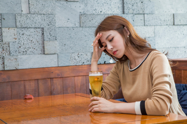 정신과 여성 알코올 중독자 늘고 있다… '육퇴 후 한잔' 위험