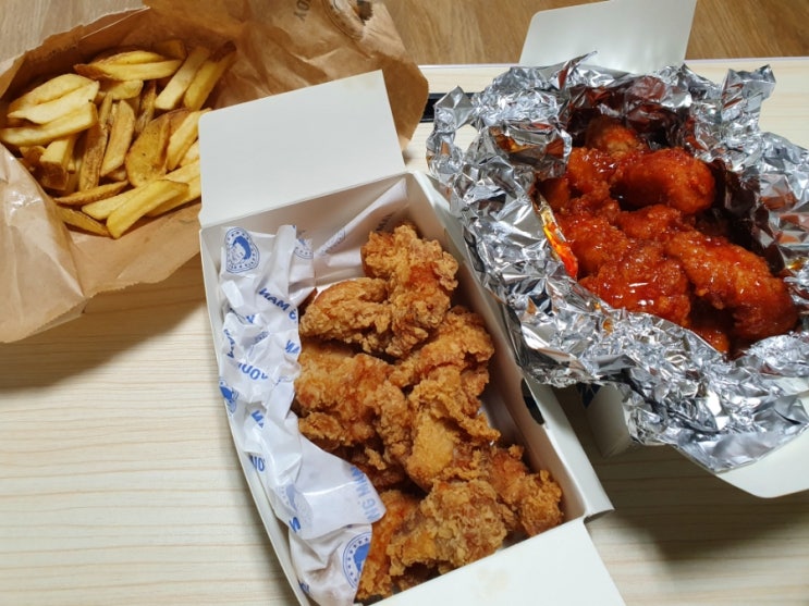  청년이닭 금천점 인기메뉴 '후라이드 반 + 양념 반' & 얌샘김밥 '라돈모다기' 