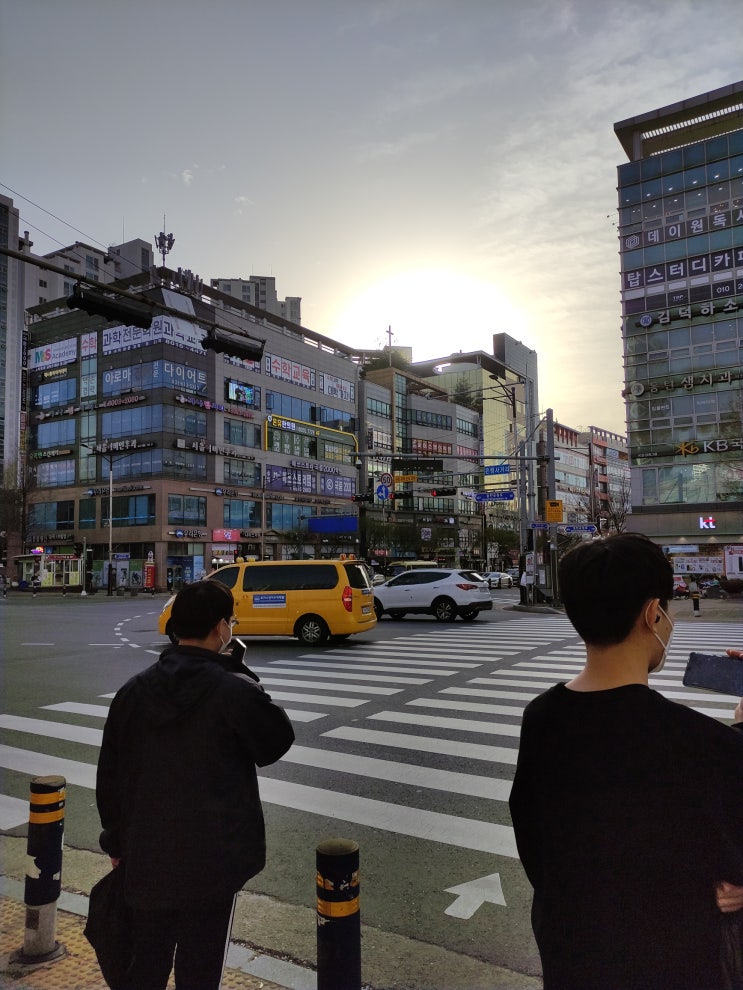  멀리서도 한눈에 보이는 간판 디자인