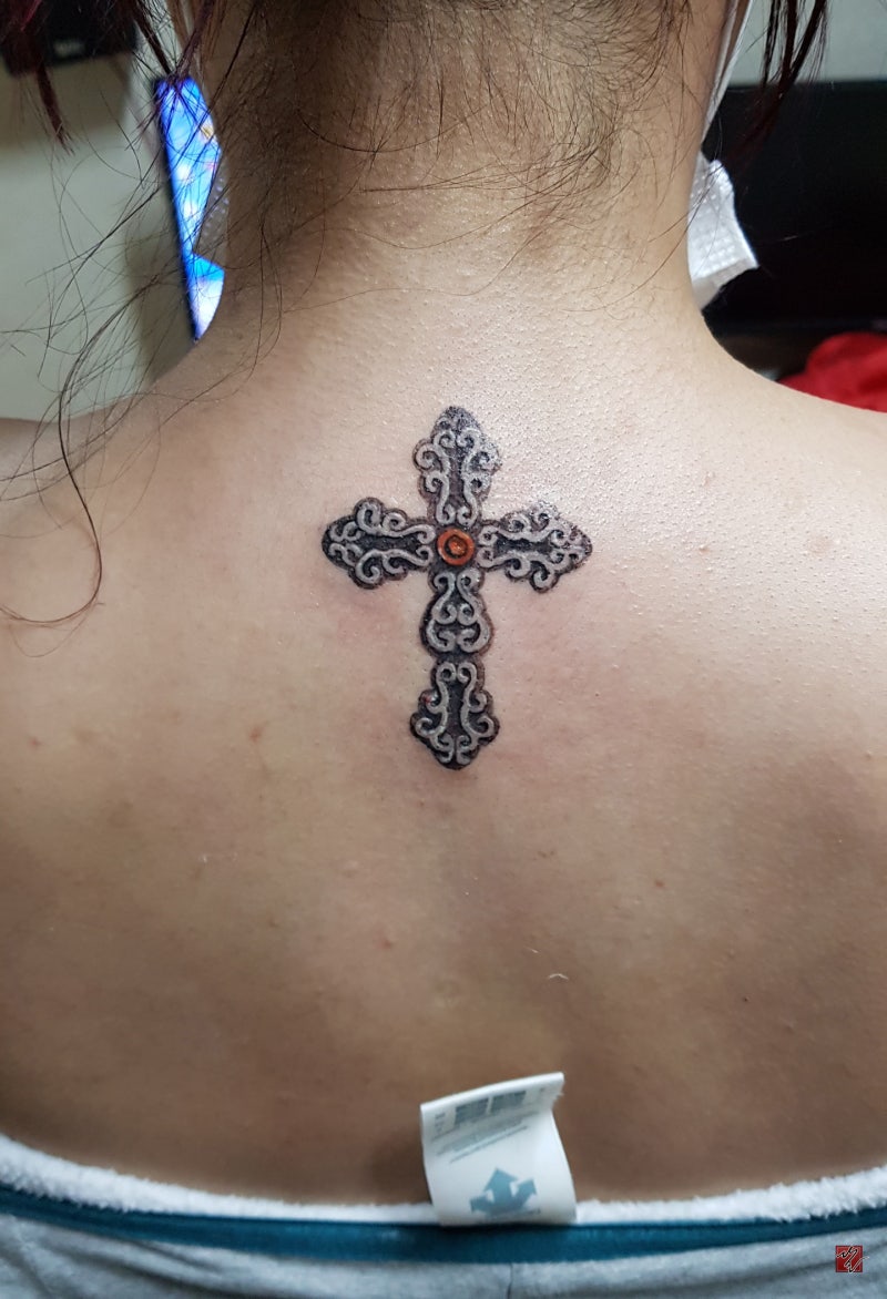 여자타투, 목 뒤 십자가 문신. 건대타투 : 네이버 블로그, image size:800x1172