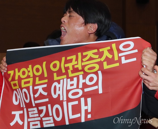에이즈 환자는 보험 가입 안되는 게 당연하지 않나요? 에이즈 환자는 보험 가입 안되는 게 당연하지 않나요?