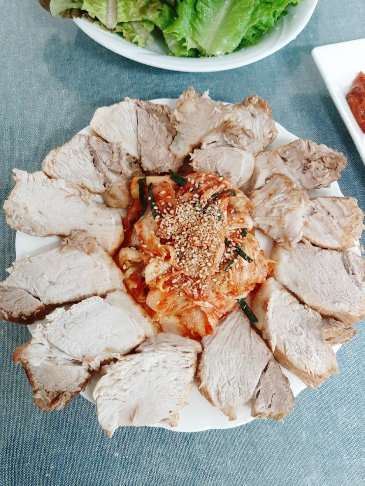  쫀득쫀득 맛있는 돼지수육 삶는법(돼지뒷다리살요리)