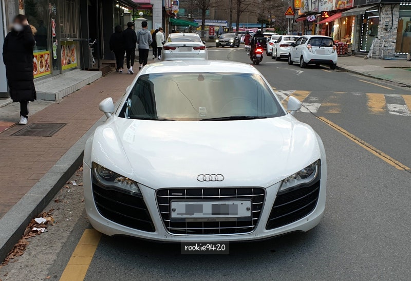 아우디 R8 V10