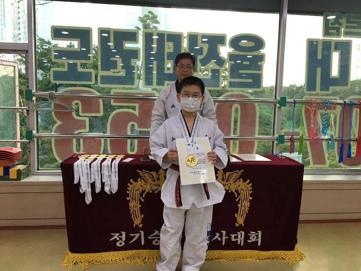  온라인태권도대회 금메달, 공개승급심사에서 메달 수여!!
