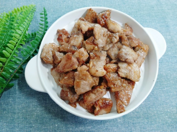  돼지목살 칼로리 신경쓰지말고 먹어요. 단짠단짠 맛있는 간장목살구이 굿!