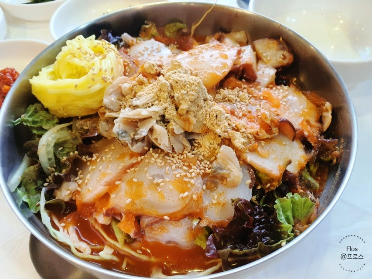  강원도 맛집 양양째복.뜨끈뜨끈 시원 칼칼한 째복국물에 시원하고 새콤 매콤한 물회가 맛있어요.