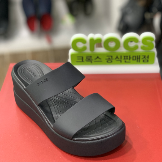 리뷰가 좋은 크록스 브루클린 미드 웨지 샌들 블랙(206219) 좋아요 리뷰가 좋은 크록스 브루클린 미드 웨지 샌들 블랙(206219) 좋아요