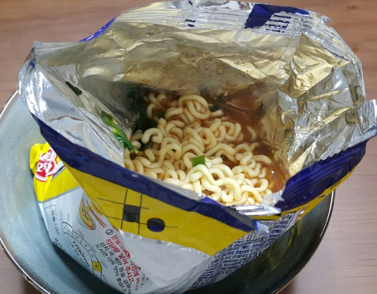  뜬금없이 봉지라면(뽀글이)가 먹고 싶어서.. 물양 맞추기 싶지 않죠?
