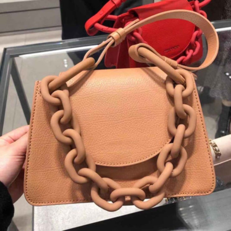최근 인기있는 5컬러 체인 플랫 토트백 CHARLES & KEITH CK2-50270420 추천합니다 최근 인기있는 5컬러 체인 플랫 토트백 CHARLES & KEITH CK2-50270420 추천합니다