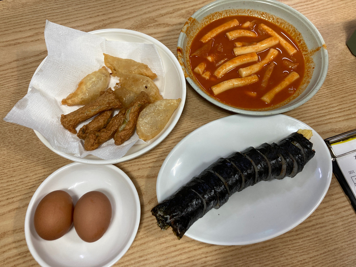 대구 떡볶이 맛집 화끈하게 매운맛 "윤옥연할매떡볶이"