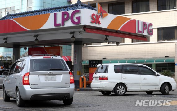 LPG충전소, 매년 60여곳 휴폐업..."셀프 충전 허용해야" LPG충전소, 매년 60여곳 휴폐업..."셀프 충전 허용해야"
