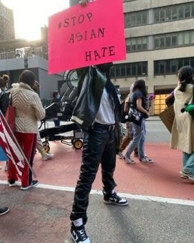  뉴욕 아시안 차별 반대시위 참가한 리한나
