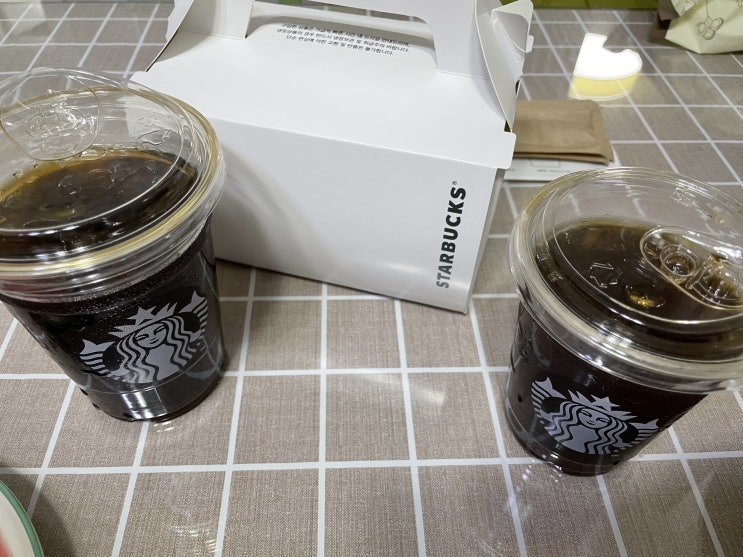 스타벅스 레드벨벳 케이크와 신상 비건 케이크 진한 초콜릿 퍼지 케이크
