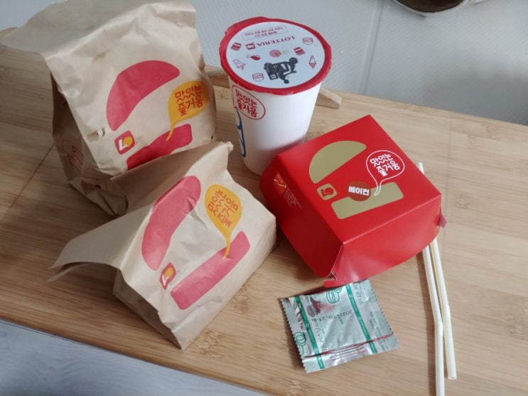 오랜만에 롯데리아 햄버거 시켜 먹기. 클래식치즈버거, 새우버거 오랜만에 롯데리아 햄버거 시켜 먹기. 클래식치즈버거, 새우버거